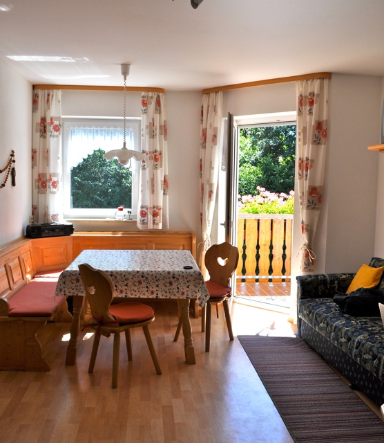 Wohnküche Wohnzimmer der Ferienwohnung im Ferienhaus, Dachgeschoss Links